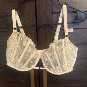 Victorias Secret Dream Angels Floral Embroidered Bra with Daisys 38DD
